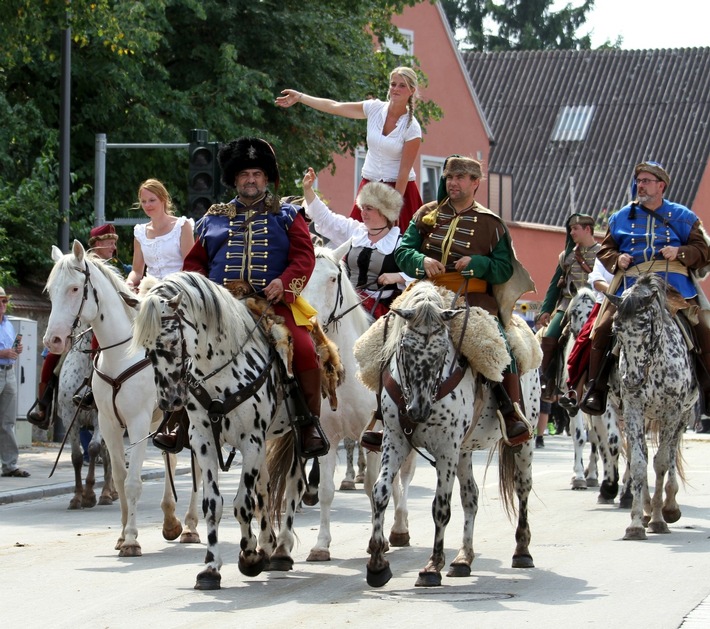 „Goldener Herbst“ in Bad Mergentheim wird historisch und kulinarisch wild - Pferdemarkt mit Festumzug, regionale Wildwochen und Ausstellung zur Paulsquelle