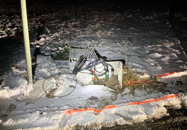 POL-KLE: Geldern - Stromkasten beschädigt: Zeugen nach Verkehrsunfallflucht gesucht