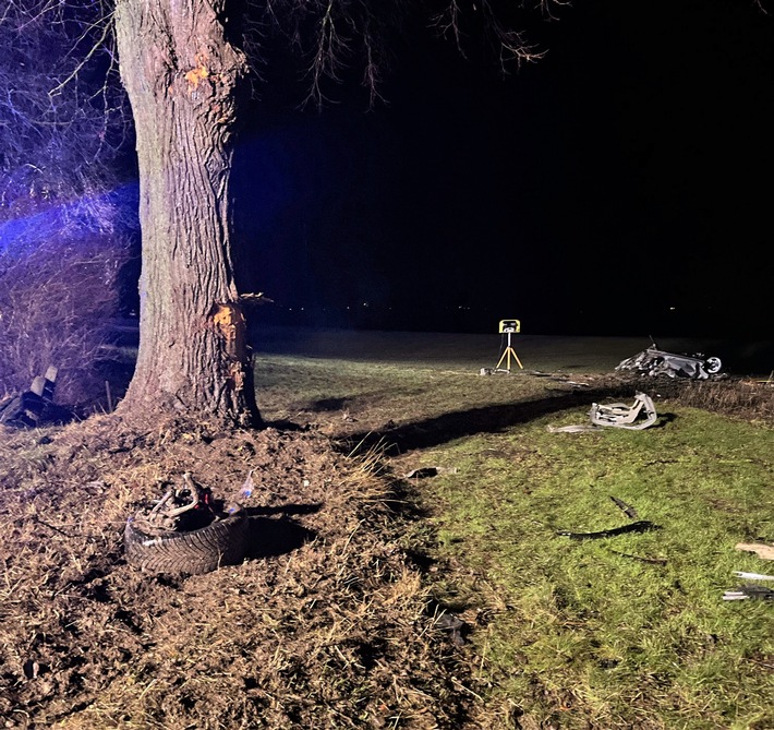 POL-HX: Verkehrsunfall mit zwei tödlich verletzten Personen.