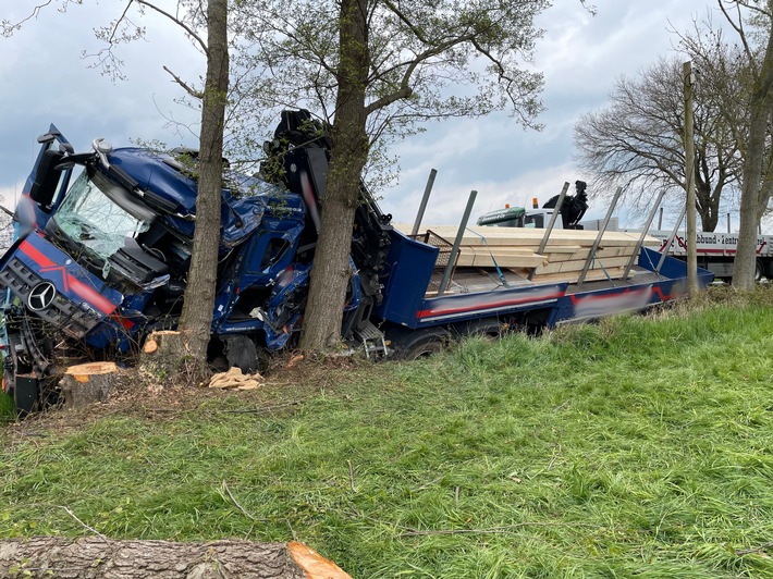 POL-VER: L333 nach schwerem Verkehrsunfall wegen Bergungsarbeiten über Stunden gesperrt ++ Polizei bietet Überprüfung von Fahrrädern an ++