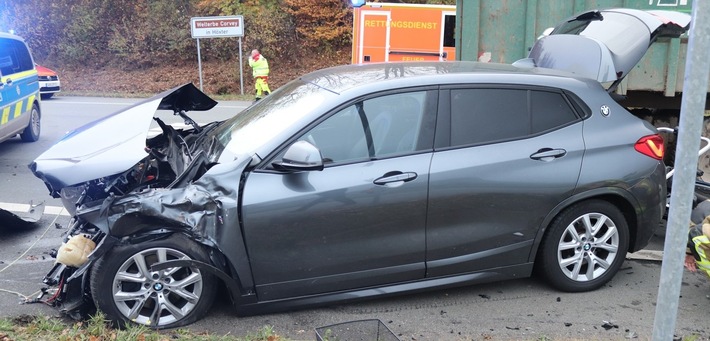 POL-HX: Trecker übersehen - Verkehrsunfall mit leicht verletztem Pkw-Fahrer