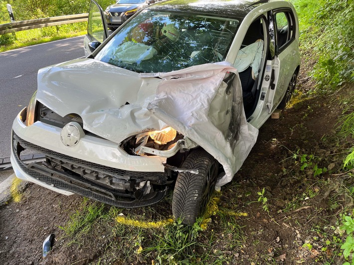 POL-RBK: Bergisch Gladbach - Drei Verletzte bei Verkehrsunfall in Bärbroich