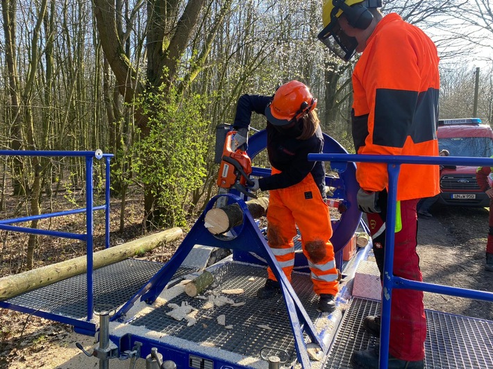 FW-WRN: Erfolgreicher Kettensägenlehrgang für unsere Einsatzkräfte