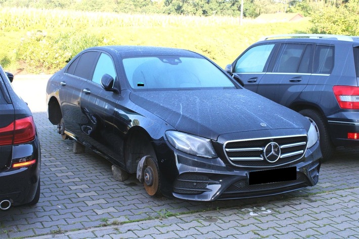 POL-MI: Mercedes aufgebockt und Felgensatz entwendet