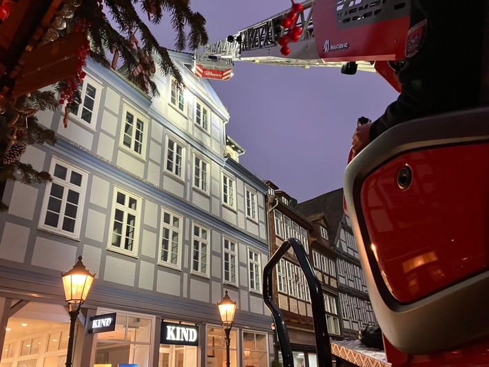 FW Celle: Das muss passen - mit der Drehleiter über den Celler Weihnachtsmarkt!