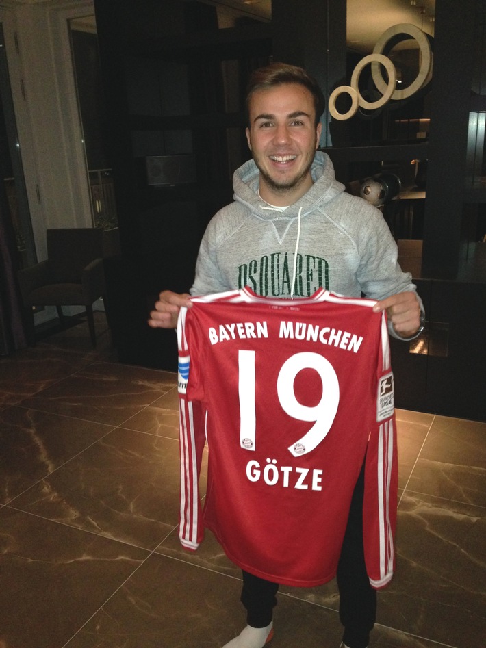 Mario Götze trennt sich von seinem Gipfeltrikot / Das getragene Trikot aus dem Spiel gegen den BVB versteigert der Bayern-Profi für den guten Zweck bei United Charity (FOTO)