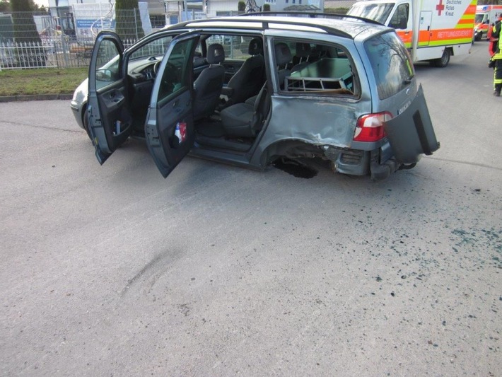 POL-STD: Verkehrsunfall mit Schulbus in Harsefeld zum Glück glimpflich verlaufen - drei Personen leicht verletzt