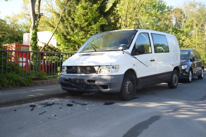 POL-HF: Unbekannte zertrümmern Pkw- Fahrzeug rundum beschädigt