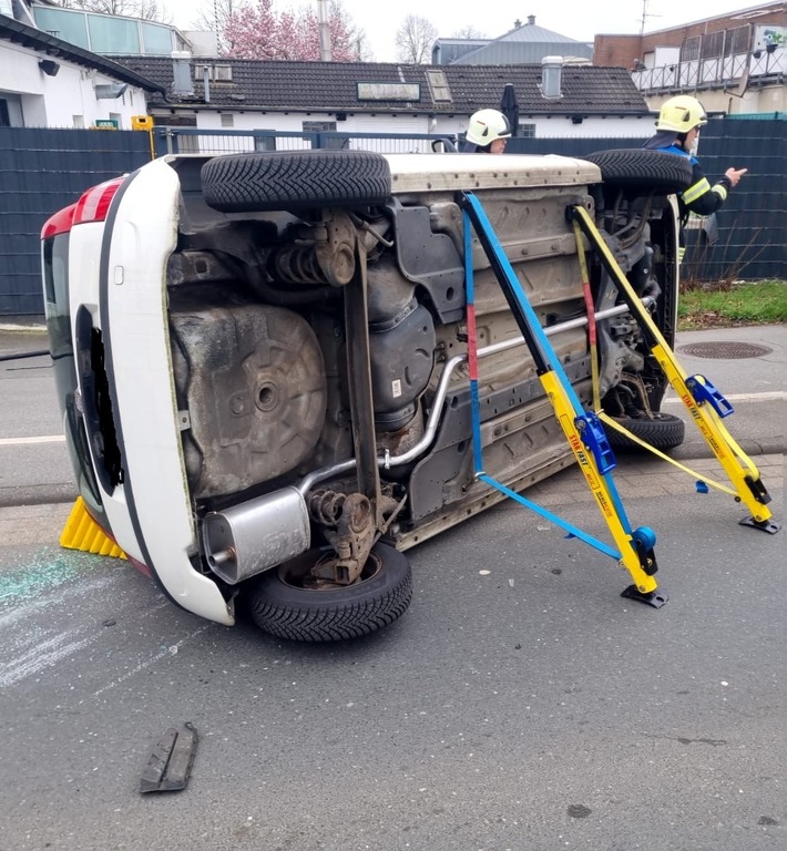 FW Dinslaken: Zwei Verkehrsunfälle beschäftigen Feuerwehr Dinslaken am Dienstagvormittag