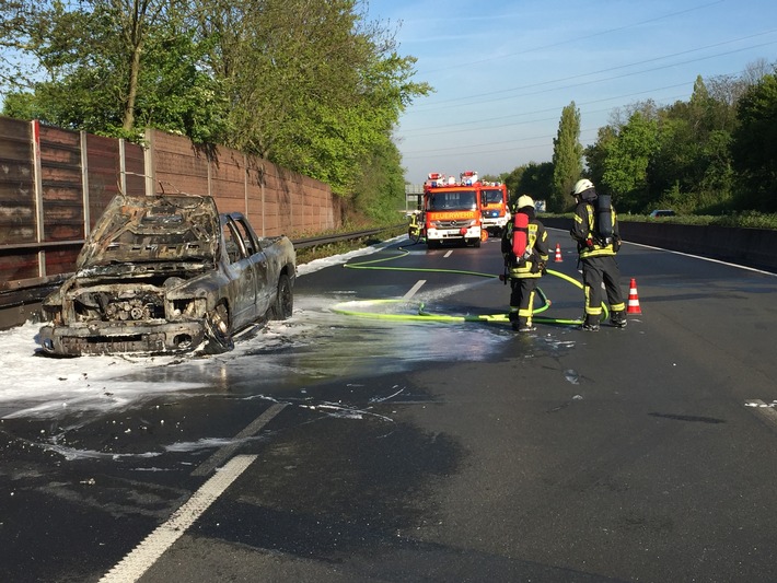 FW-MH: PKW-Brand auf der BAB40 in FR Essen kurz vor der Abfahrt Mülheim-Winkhausen