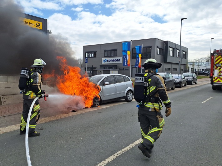 FW Bocholt: Fahrzeugbrand