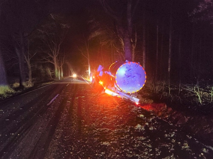 POL-CUX: Verkehrsunfall auf der L120 im Bereich Debstedt - Milchtransporter gerät in den Seitenraum (Foto im Anhang)