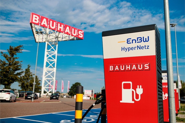 Vorreiter im Handel in Sachen E-Mobilität: BAUHAUS und EnBW bieten bundesweit bereits mehr als 450 Schnellladepunkte