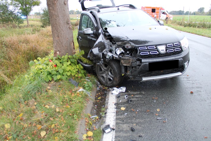 POL-MI: Auto prallt gegen Baum