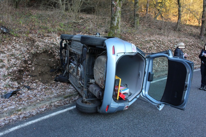 POL-PDKO: Boppard/Rheinbay: Glatte Fahrbahn im Kurvenbereich - 2 leichtverletzte Personen