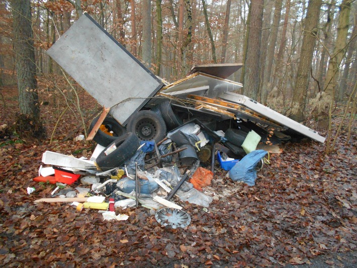 POL-HL: HL-St. Gertrud-Wesloer Weg-Waldgebiet / Wilde Müllkippe- Zeugen gesucht