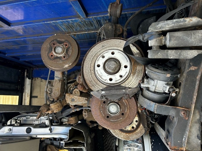 HZA-UL: Illegale Ausfuhr von Altfahrzeugen Zöllner stoppen verbotene Ausfuhr von Fahrzeugteilen in den Kosovo