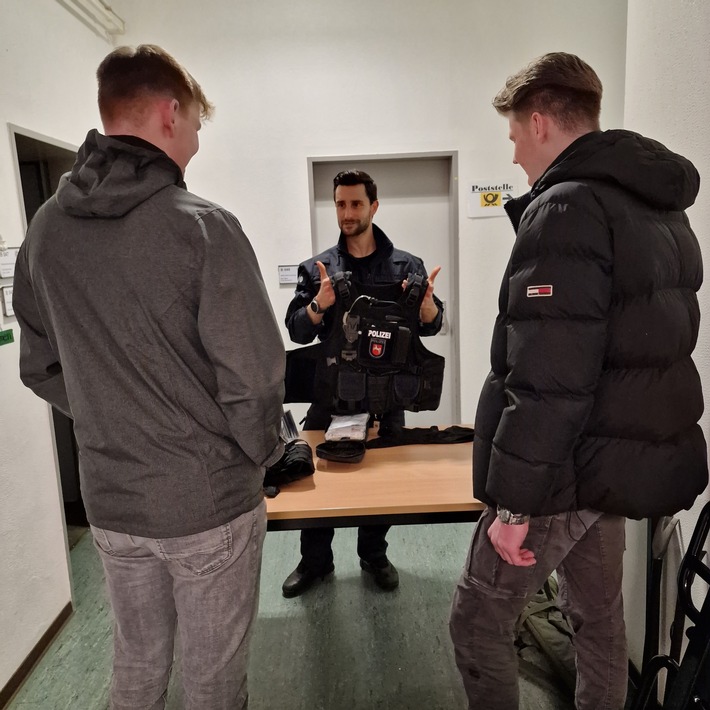 POL-EL: Lingen - &quot;Wir packen aus!&quot; - Erster Elternabend bei der Polizei Lingen (Fotos)