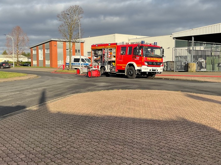 FW Alpen: Elektrobrand in Werkshalle