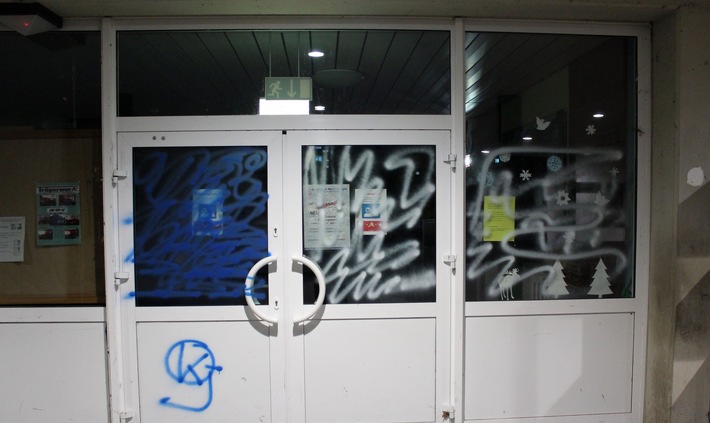 POL-OE: Unbekannte besprühen Teile der Sekundarschule mit Graffiti