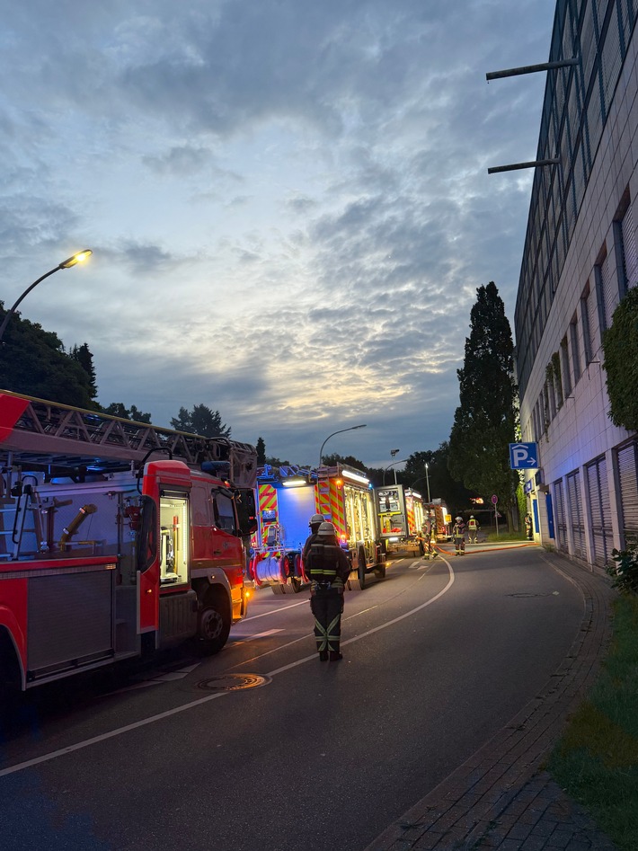 FW Norderstedt: Brand in Tiefgarage in der Berliner Allee - Drei Fahrzeuge vollständig ausgebrannt, rund 70 Einsatzkräfte mehrere Stunden im Einsatz