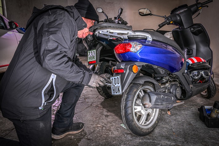 Mopeds, E-Scooter und S-Pedelecs brauchen neues Versicherungskennzeichen/ Versicherungsschutz nur mit gültigem schwarzem Kennzeichen