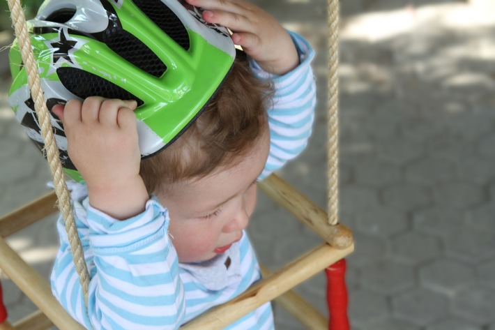 R+V: Fahrradhelm - auf Spielplätzen nur &quot;oben ohne&quot;