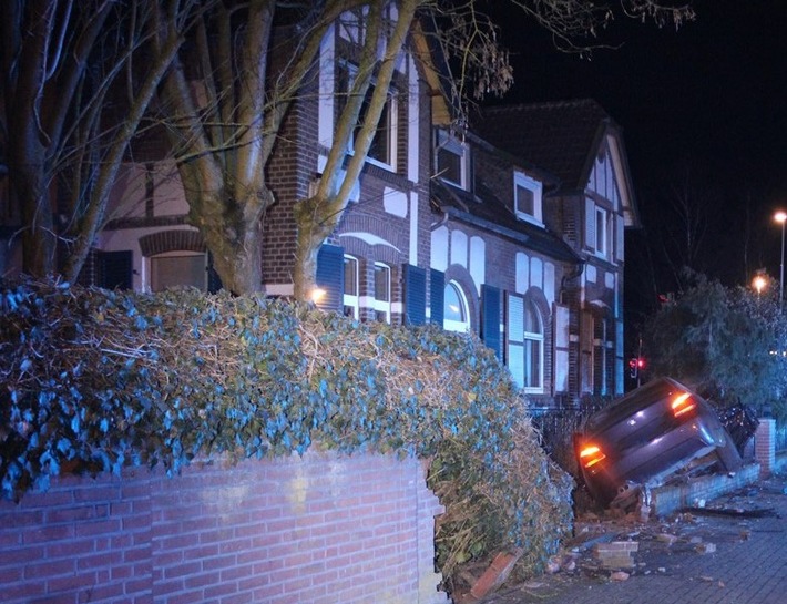 POL-KLE: Emmerich - Verkehrsunfall: Autofahrer stand unter Alkohol- und Drogeneinfluss