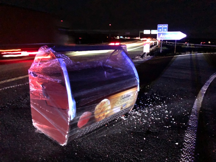 POL-GÖ: (163/2023) Ein Hauch von "La Dolce Vita" auf der A38 - unbekanntes Fahrzeug verliert komplette Speiseeisvitrine in der Autobahnabfahrt bei Dramfeld