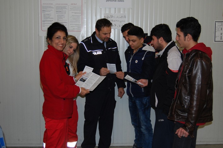 POL-PDPS: Polizei verteilt Flyer an Flüchtlinge