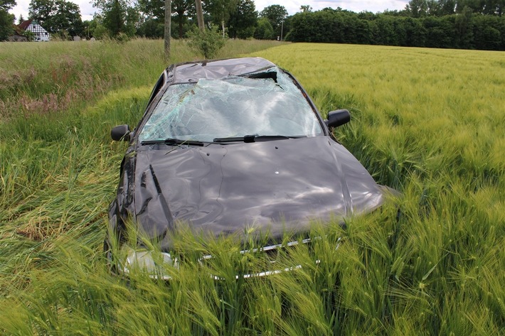 POL-MI: Auto überschlägt sich auf Getreidefeld
