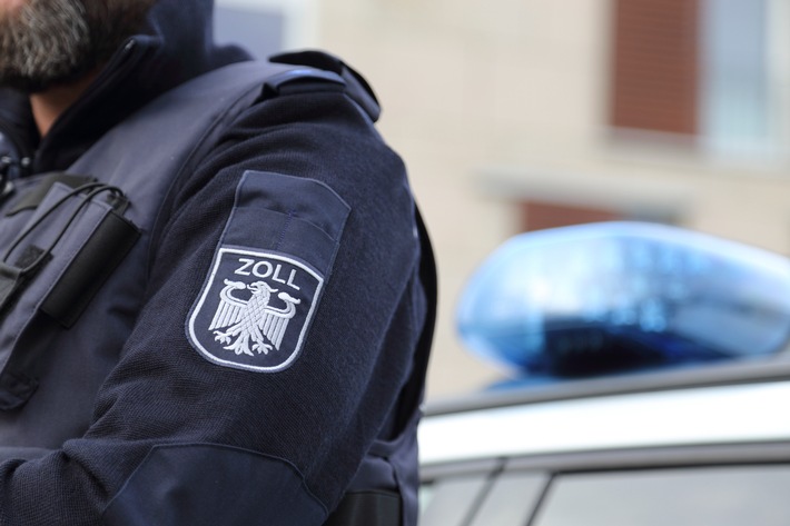 HZA-BI: Bielefelder Zoll deckt illegale Beschäftigung in Höxter auf Gegen einen Mann liegen zudem mehrere Haftbefehle vor