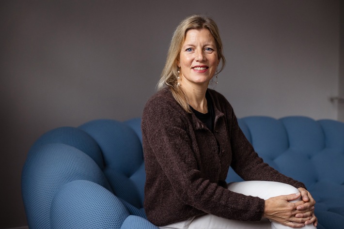 Gitta Jacob, psychotherapist and psychologist, book author, photographed in her home in Hamburg, Germany / Weiterer Text über ots und www.presseportal.de/nr/172004 / Die Verwendung dieses Bildes für redaktionelle Zwecke ist unter Beachtung aller mitgeteilten Nutzungsbedingungen zulässig und dann auch honorarfrei. Veröffentlichung ausschließlich mit Bildrechte-Hinweis.