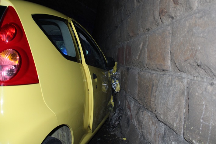 POL-HA: 20-jährige Autofahrerin verliert Kontrolle über ihren PKW und kollidiert mit Mauer