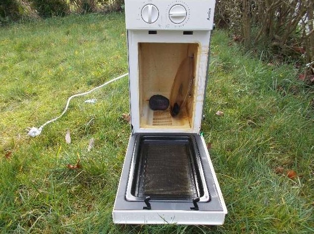 POL-WHV: Angeblicher Küchenbrand stellt sich als technischer Defekt einer Mikrowelle heraus (Foto)