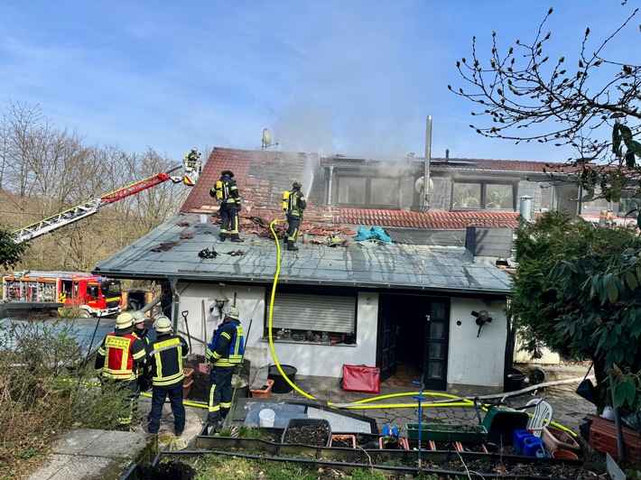 FW Hagen: Dachstuhlbrand in Gaststätte