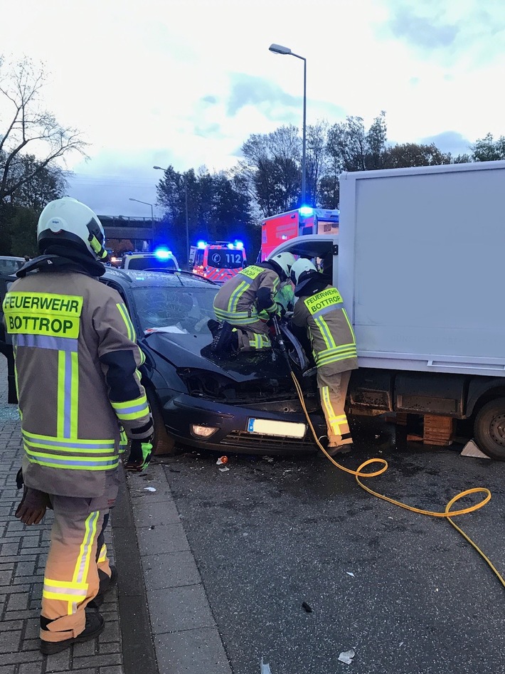 FW-BOT: Verkehrsunfall in Bottrop-Boy - eine Person eingeklemmt