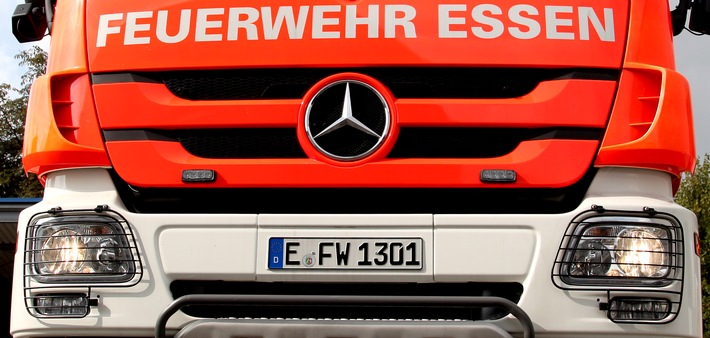 FW-E: Freiwillige Feuerwehr Essen-Burgaltendorf unterstützt mit Spezialgerät in Langenfeld, Regenrückhaltebecken muss abgepumpt werden, um das Abwassersystem zu entlasten