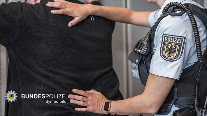 Bundespolizeidirektion München: 22-Jähriger schlägt Bundespolizisten Glasflasche ins Gesicht