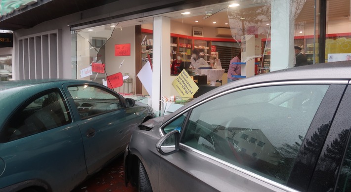 POL-DEL: Landkreis Oldenburg: Verkehrsunfall in Hude +++ Fahrzeuge enden im Schaufenster einer Apotheke
