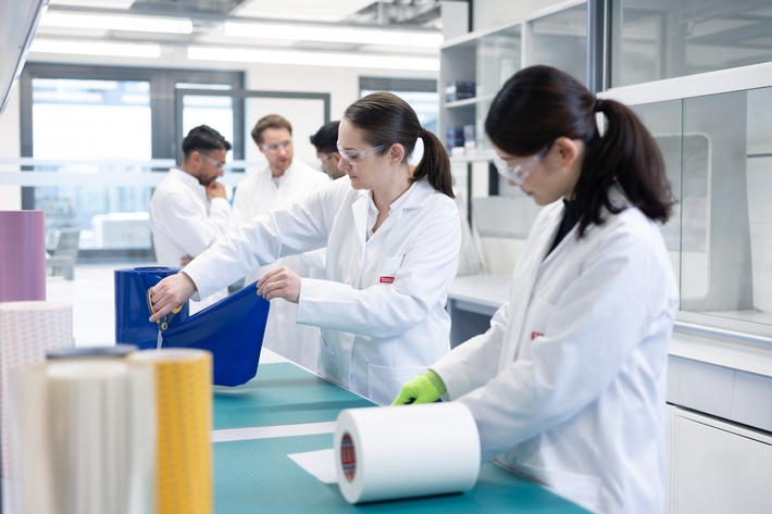 Titel_TD PD, Collaboration, lab, laboratory, science, people, Mood, coat, exchange-Screen (1) (1.jpg