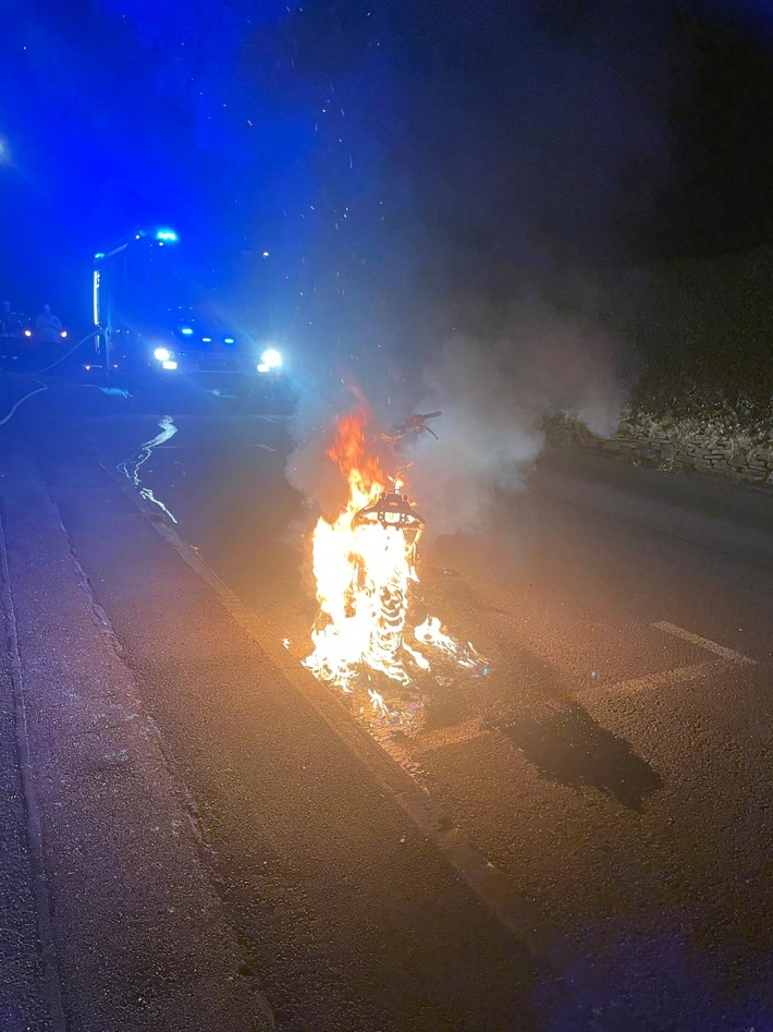 FW-EN: Wetter - Brand eines Kleinkraftrades in der Nacht