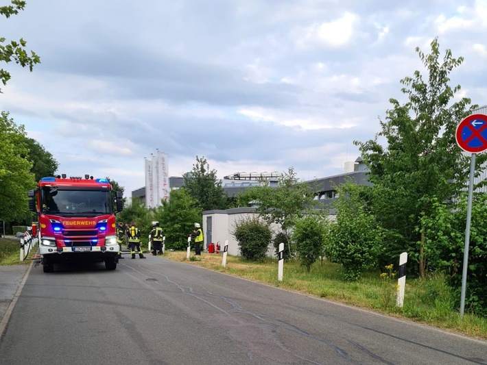 FF Bad Salzuflen: Brand in Trafohäuschen sorgt für Stromausfall in Teilen Bad Salzuflens / Freiwillige Feuerwehr ist im Lockhauser Industriegebiet im Einsatz