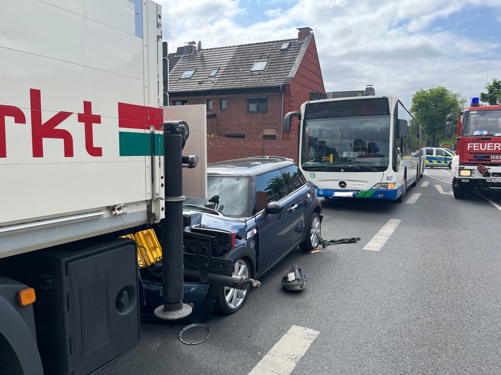 FW Moers: 4 Verletzte nach Unfall zwischen Linienbus, LKW und PKW