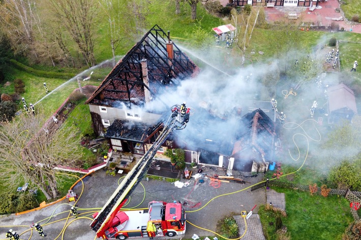 FW-DT: Dachstuhlbrand - zwei Personen verletzt