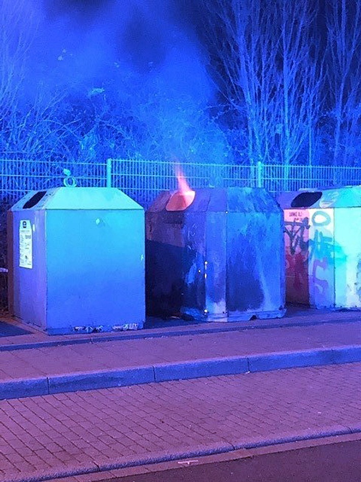 POL-ME: Altpapiercontainer in Brand gesetzt - die Polizei ermittelt - Mettmann - 22030125