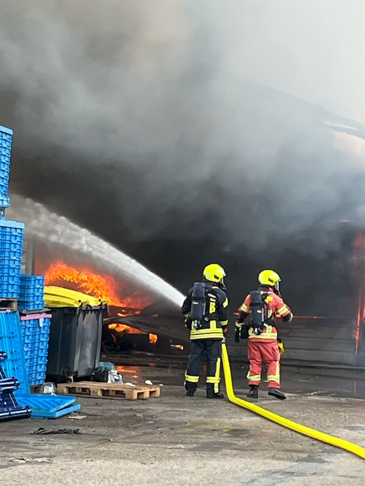 FW-Velbert: Lagerhalle brennt in voller Ausdehnung