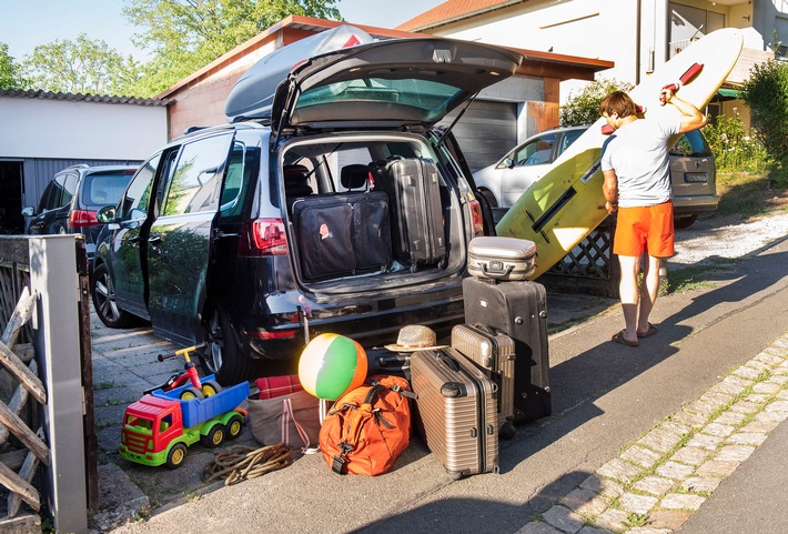 Auto richtig packen und relaxed in den Urlaub starten / Auch kleine Gegenstände sicher verstauen / Mit Dachbox unterwegs: Fahrverhalten anpassen