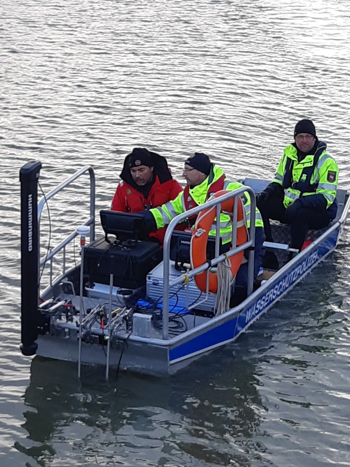 WSPI-OLD: Wasserschutzpolizei mit Sonarboot im Braker Binnenhafen auf Spurensuche