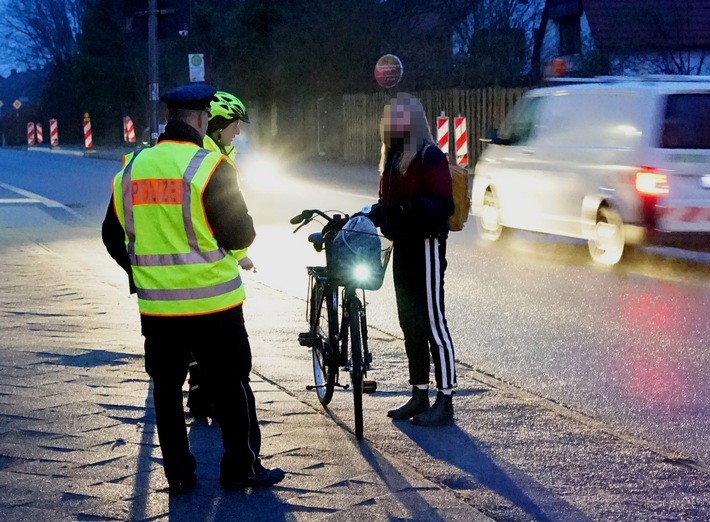 POL-LG: ++ Präventionsaktion &quot;Sichtbarkeit von fahrradfahrenden Schülern&quot; ++ alljährliche Aktion der Polizei im Umfeld der Lüneburger Schulen ++ Polizei kontrolliert ... ++ &quot;Kontrollieren Sie ...